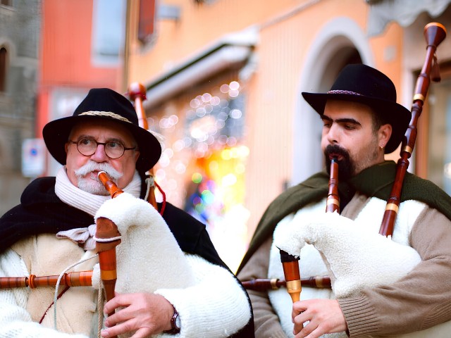 🍭 Babbo Natale e zampognari con distribuzione di caramelle