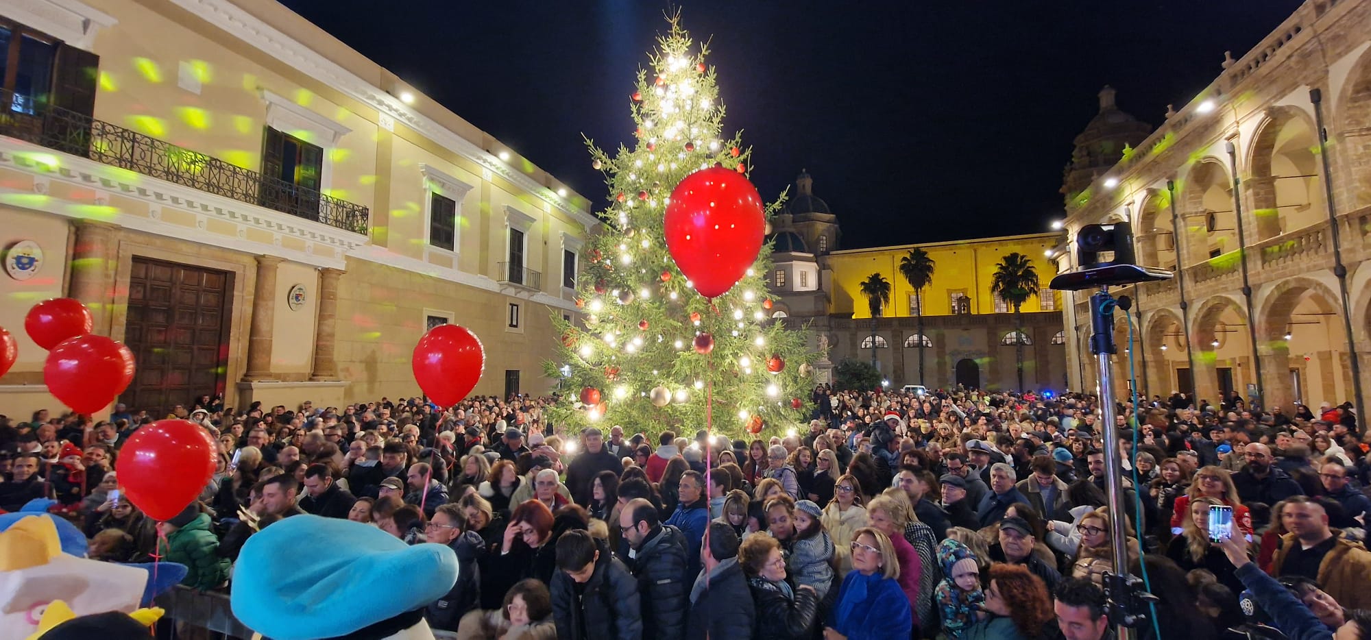 Acceso l’albero natalizio in piazza della Repubblica