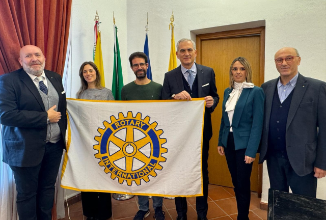 Bandiera del Rotary International esposta al Comune