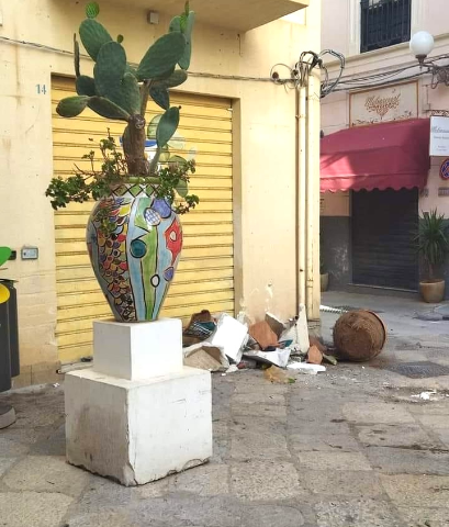 Giara rotta in piazzetta Porta Palermo