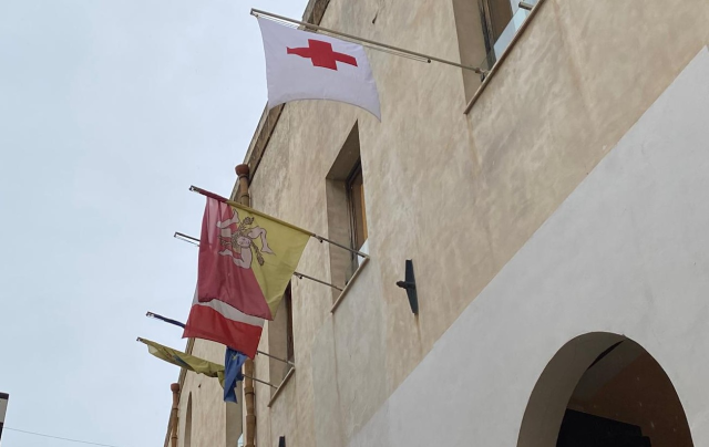 Bandiera della Croce Rossa esposta a Palazzo di Città